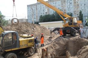 Астраханские коммунальщики приступили к устранению аварийной ситуации на глубинной канализации по ул. Б. Алексеева 