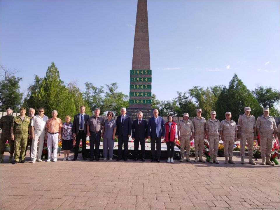 Девочка возлагает цветы к памятнику рисунок