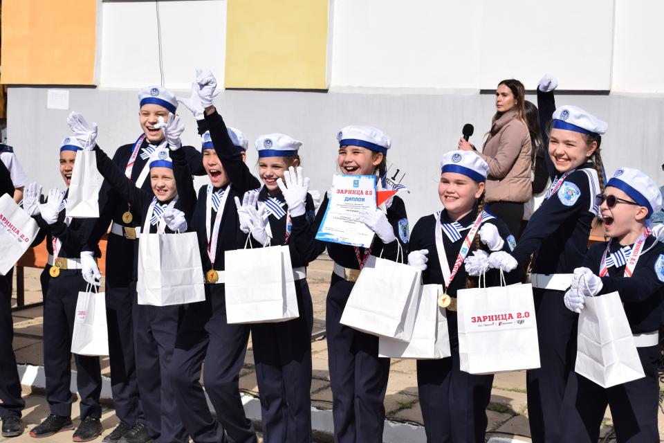 Учащиеся начальных классов из Астрахани приняли участие в военно-спортивной игре «Зарница»