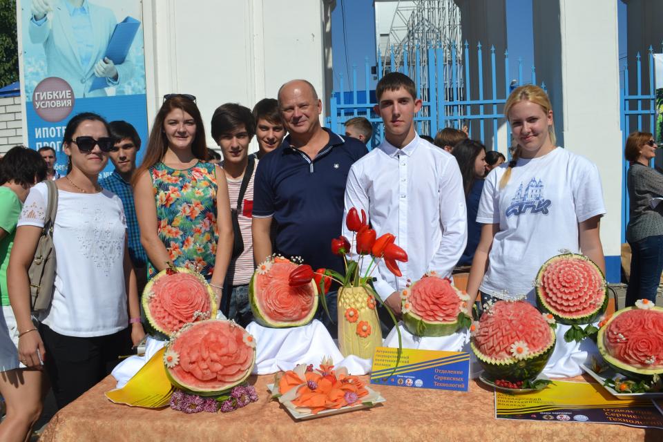 Флаг астрахани арбуз. День Астраханского арбуза. Праздник арбуза в Астрахани. Фестиваль день арбуза в Астрахани. Арбузная феерия