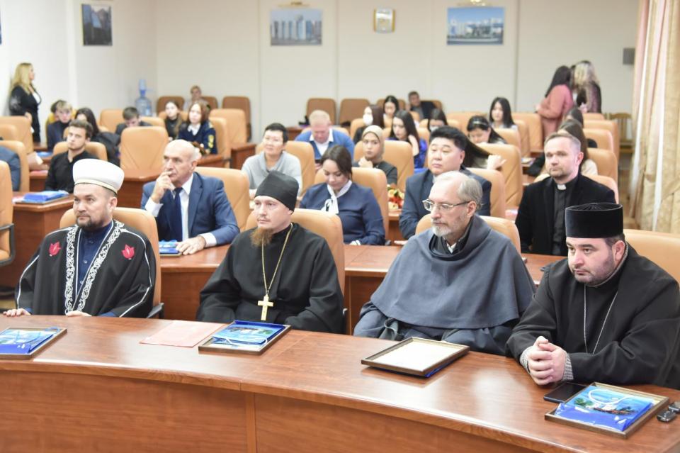 Полумордвинов астрахань новости. Полумордвинов мемы