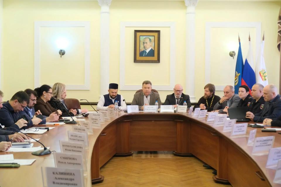 В администрации Астрахани обсудили изменения в миграционном законодательстве