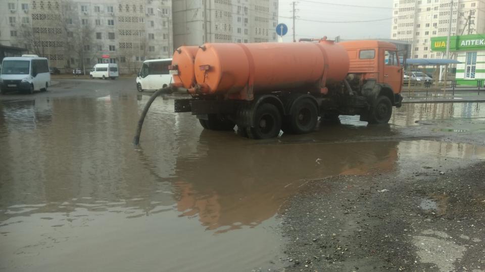 За ночь с улиц Астрахани откачали 370 кубометров осадков