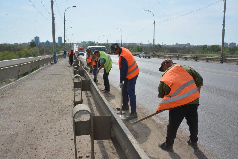 Новый мост в Астрахани приводят в порядок
