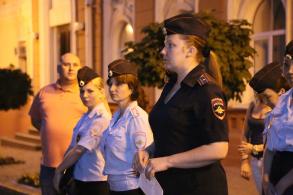 Ночью дети должны быть дома - это закон.