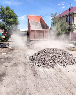 На участках дорог частного сектора продолжаются работы по подсыпке и профилированию