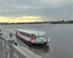 Юные астраханцы прокатились на трамвайчике