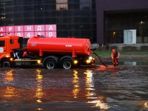 В Астрахани устраняют последствия ночного ливня