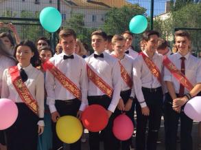 В школах Астрахани прозвучал последний звонок