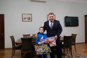 Глава Астрахани Игорь Редькин исполнил мечту юного астраханца в новогодней акции «Ёлка желаний»