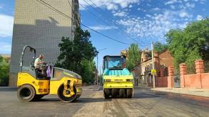 На улице Володарского меняют покрытие на проезжей части