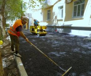 В восьми дворах Кировского района заменят асфальт 