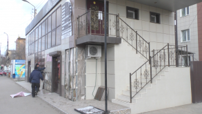 В Астрахани разбирают двухэтажный самострой