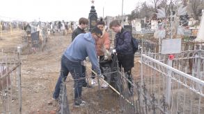 На городских кладбищах Астрахани наводят порядок