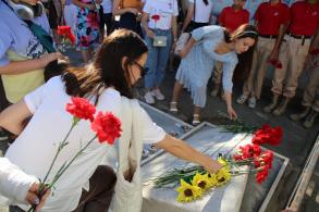 К памятнику безвинно погибшим возложили цветы