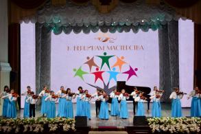 Более 500 человек выступили на отчетном концерте астраханских школ искусств