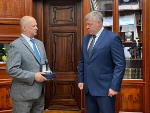 Губернатор Игорь Бабушкин поздравил экс-главу Астрахани Олега Полумордвинова с юбилеем 