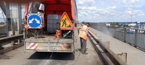 Сегодня на Старом мосту наводили чистоту