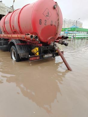 В городе продолжают устранять последствия сильного дождя