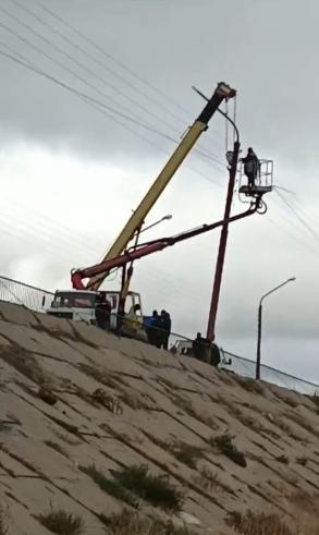 Аварийный столб на мосту у мясокомбината демонтирован