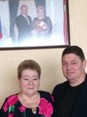 Глава администрации района Е.В. Сумин поздравил ветерана труда с наступающим Международным женским днем.