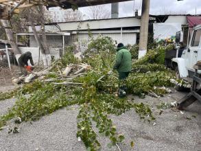 Коммунальные службы города продолжают устранять последствия непогоды