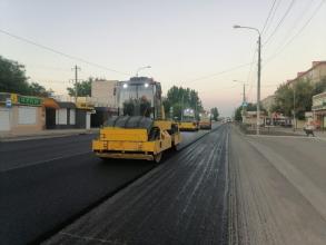 На улице Адмирала Нахимова начали укладывать асфальт