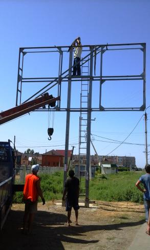 Демонтаж незаконно установленной рекламной конструкции на территории Трусовского района.