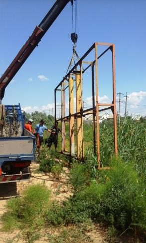 Демонтаж незаконно установленной рекламной конструкции на территории Трусовского района.