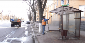 В Астрахани обрабатывают остановки и леерные ограждения