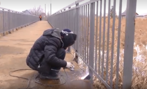 На пешеходном мосту в створе переулка Аджарский завершают ремонтные работы