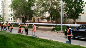 На улице Валерии Барсовой приводят в порядок аллею