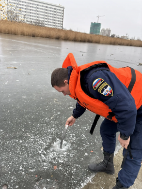 В Астрахани выходить на лед на городских каналах опасно для жизни