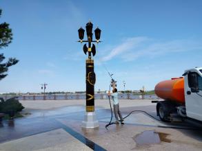 Сегодня в Астрахани опиливали деревья и мыли памятники