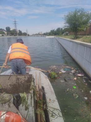 В Астрахани с поверхности каналов собрали свыше 20 тонн мусора