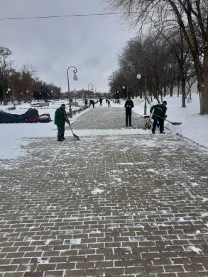 Коммунальные службы города устраняют последствия выпавшего снега