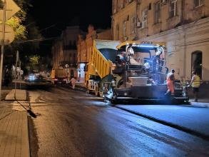 На улице Свердлова укладывают верхний слой асфальта