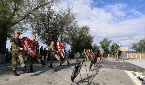 В Астрахани прошли торжественные церемонии возложения венков