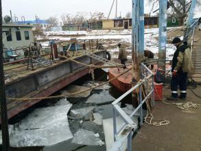 Ведется ремонт пешеходного моста через р. Серебряная Воложка