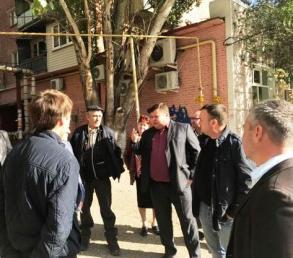 Глава администрации района провел обход микрорайона "хх-лет Октября".