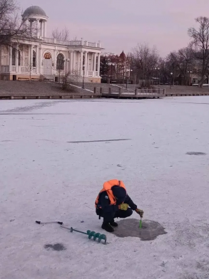 Администрация города напоминает: выход на лёд опасен!