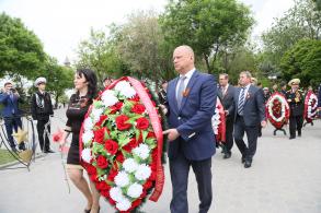 Празднование Дня Победы началось с возложения венков к мемориалам