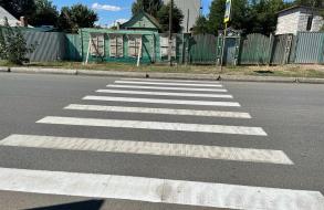 У астраханских школ продолжают обновлять дорожную разметку