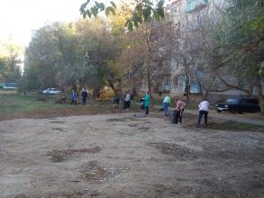 Неравнодушные жители Трусовского района вышли на субботник