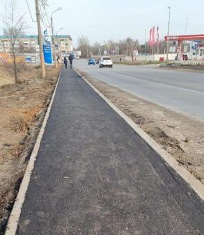 В Астрахани обустраивают тротуары в отдаленных микрорайонах