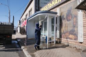 В Астрахани моют шумовые экраны и остановки