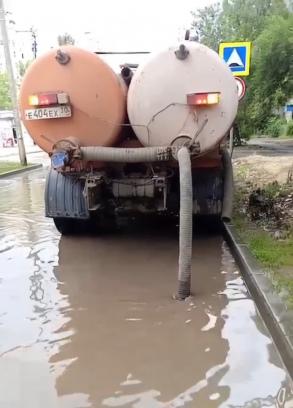 За ночь с улиц Астрахани откачали свыше 500 кубометров дождевой воды 