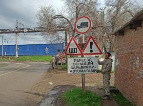 У железнодорожных переездов в Астрахани установили дорожные знаки