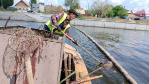 Из городских каналов продолжают доставать крупногабаритный мусор