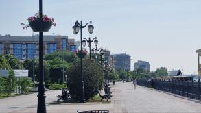 В Астрахани продолжается высадка цветов в парках и скверах